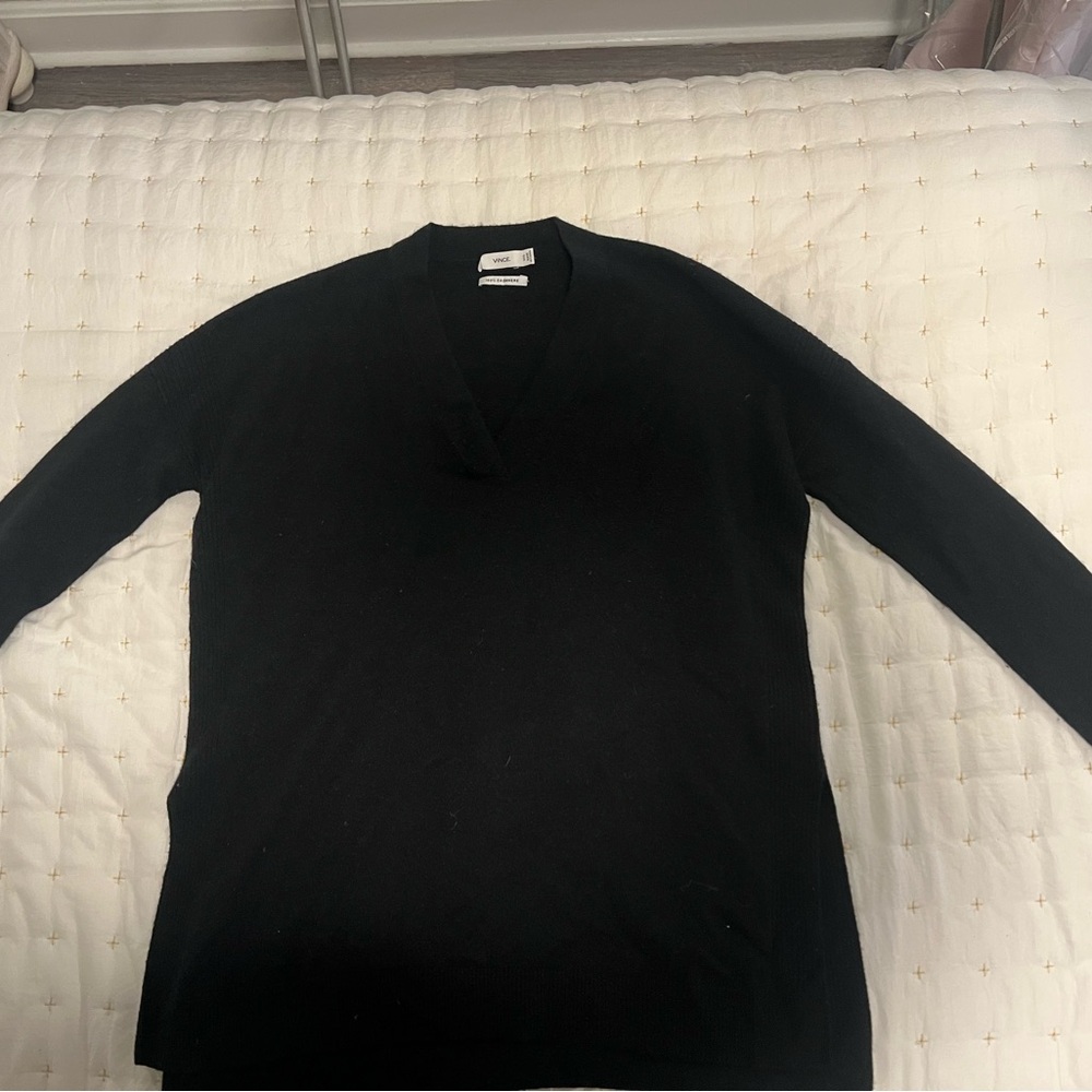 Vince Women’s Black V-Neck Sweater. Great condition (tag is not fully on)